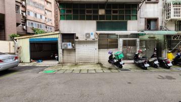 國際路二段公寓一樓.停車方便出入方便.