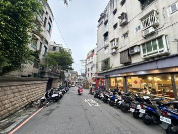 @學府路淡水捷運站生活商圈公寓一層一戶美宅