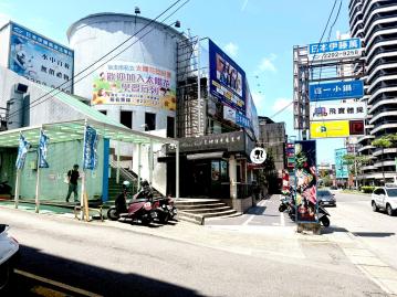 面鳳凰花園大社區中正聚財店面-新莊店面