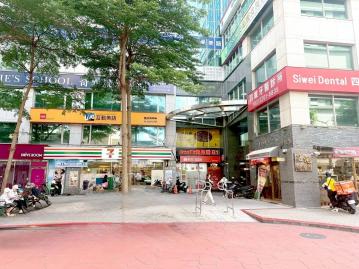 富國四維人潮店面-新莊店面