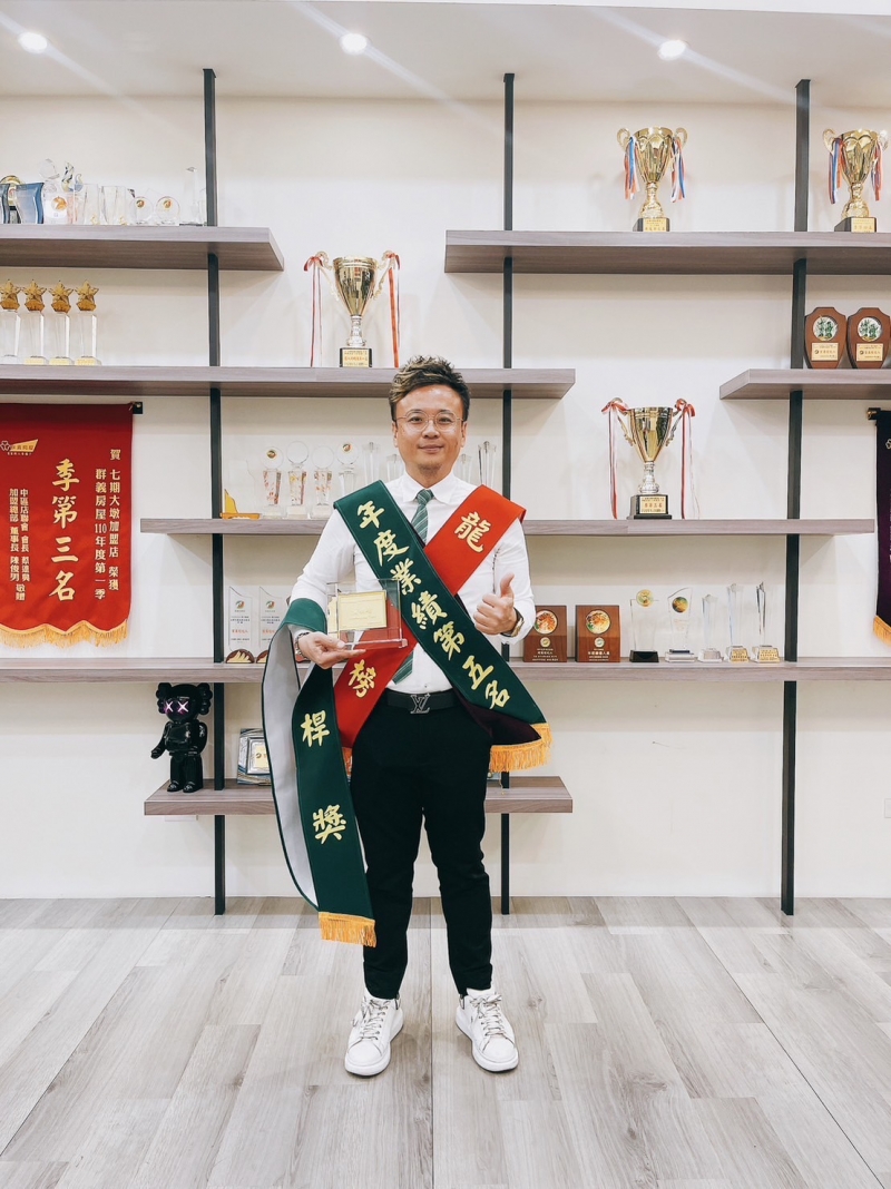 房仲 黃朝靖 照片