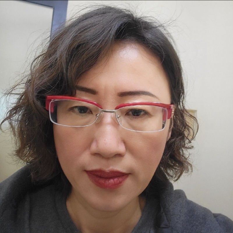 房仲 李秀卉 照片