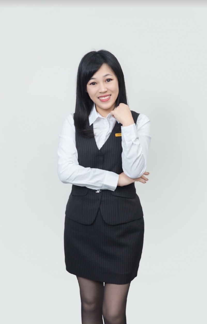 房仲 鍾依芬 照片