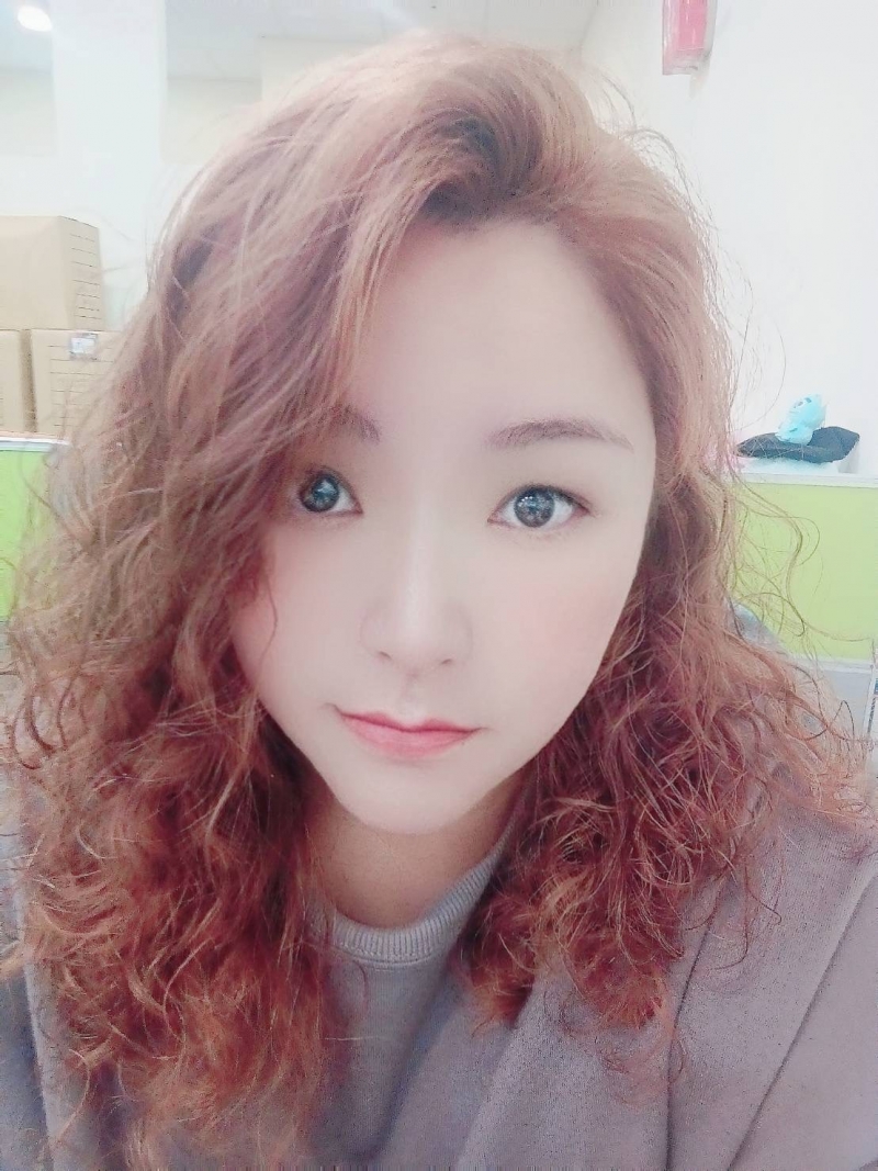 房仲 薛家琪 照片