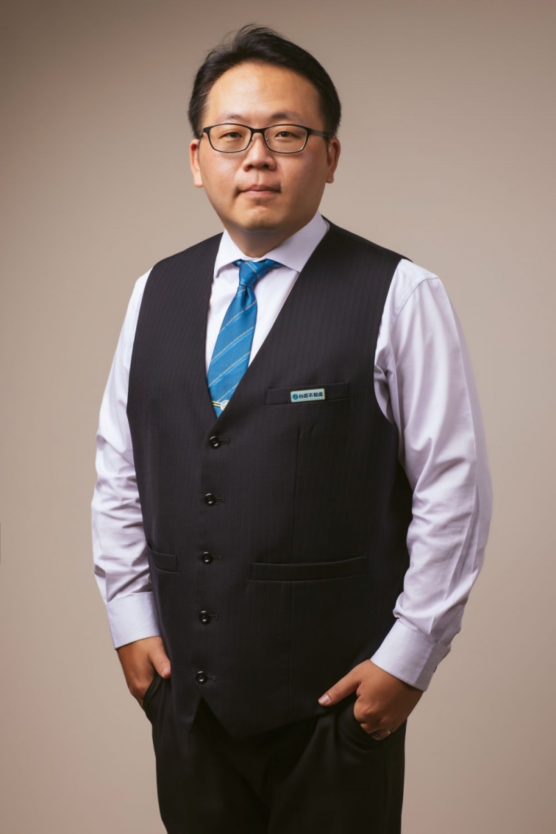 房仲 黃巖然 照片