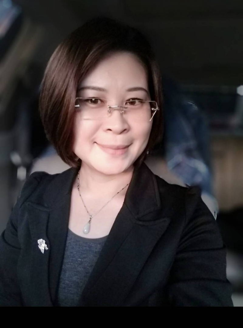 房仲 何家妤 照片