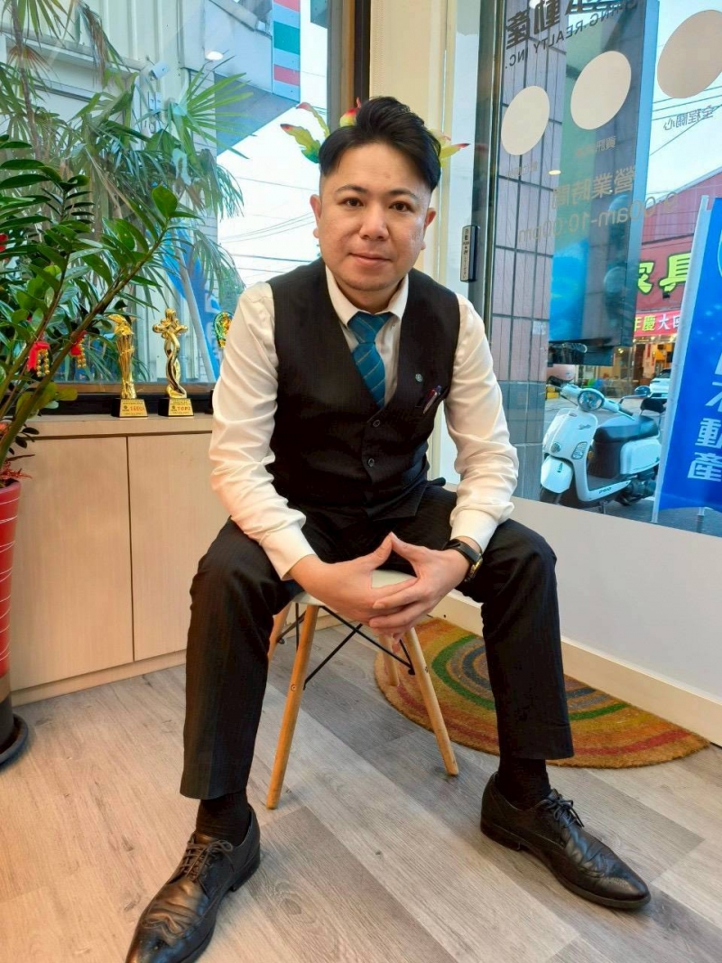 房仲 黃文昌 照片