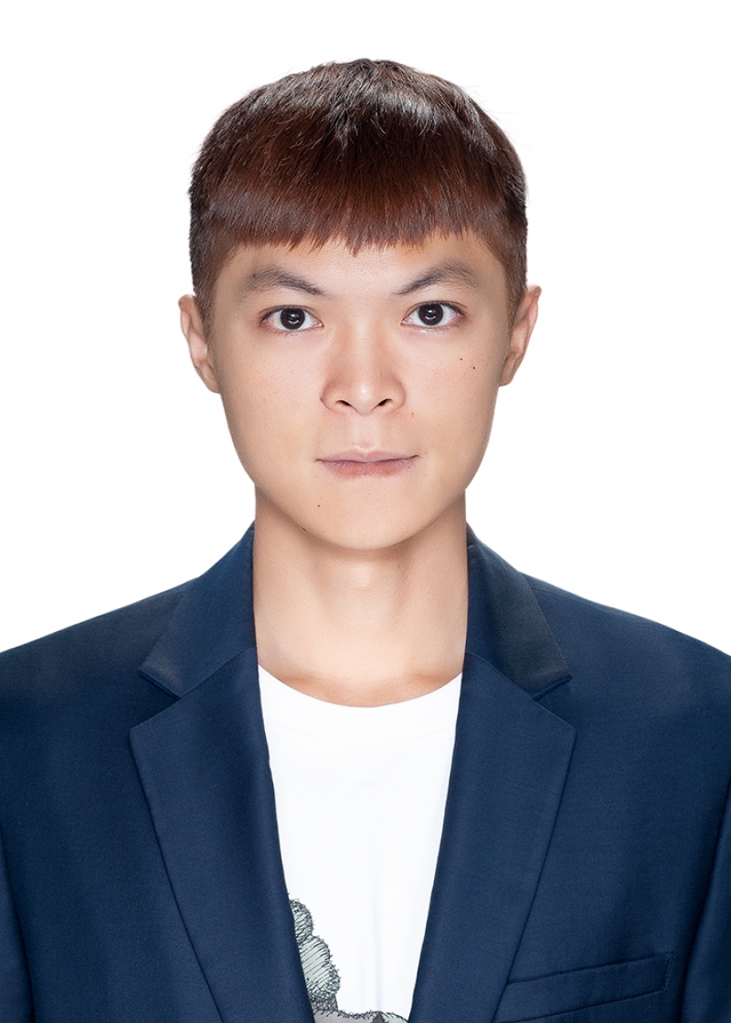 房仲 少易 照片