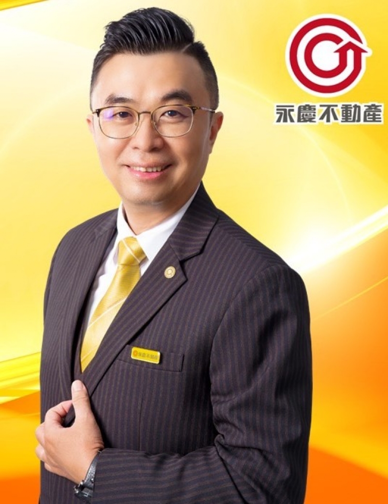 房仲 何博淇 照片