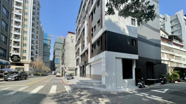 年收近300萬|3年新屋|電梯1店20套房|近一中、中友商圈 照片 2