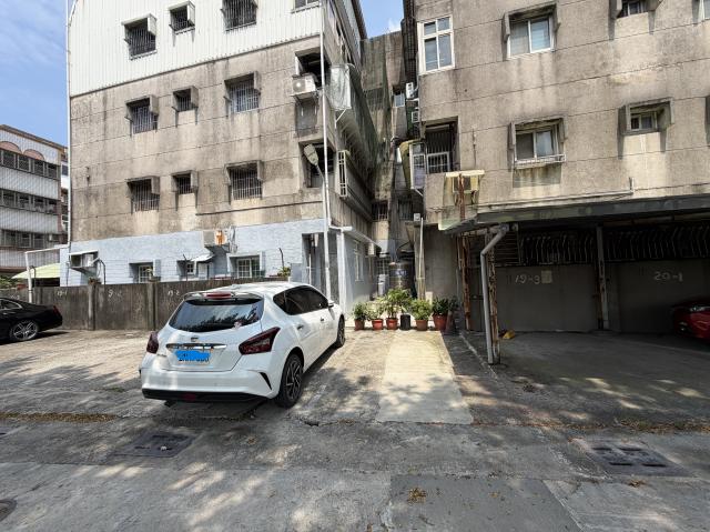 【高雄好宅推薦】小港國中最稀有四樓公寓附固定平面車位 照片 15