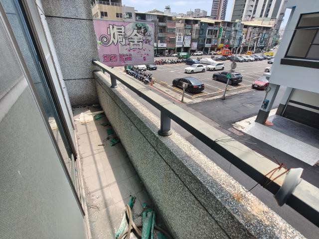 鳳山找房王軍旗 高雄車站三鐵共構 邊間大地坪金透店 照片 13