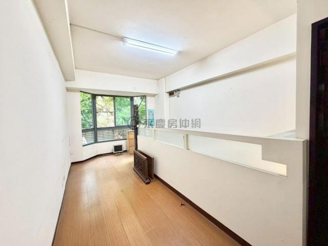 七期南側世紀風華大面寬金店面 照片 17