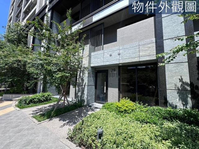 南屯捷運站旁佳泰大方黃金店面附雙平車C 照片 3