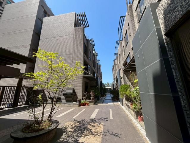 竹北房仲推薦 成功學區|科大商圈大面寬雙車美透天 照片 9