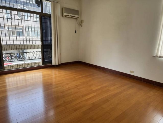 嘉義林森黃金大路邊73坪店住 照片 5