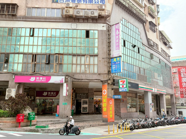 高曝光強聚客吸睛面寬角窗店王 照片 2