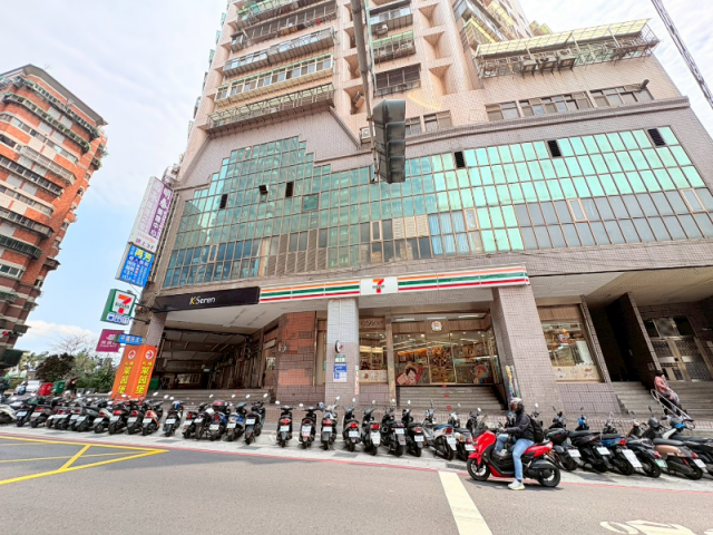 高曝光強聚客吸睛面寬角窗店王 照片 3