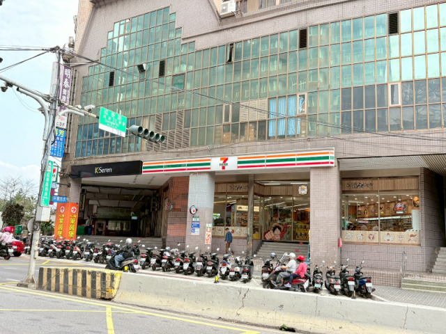 高曝光強聚客吸睛面寬角窗店王 照片 8