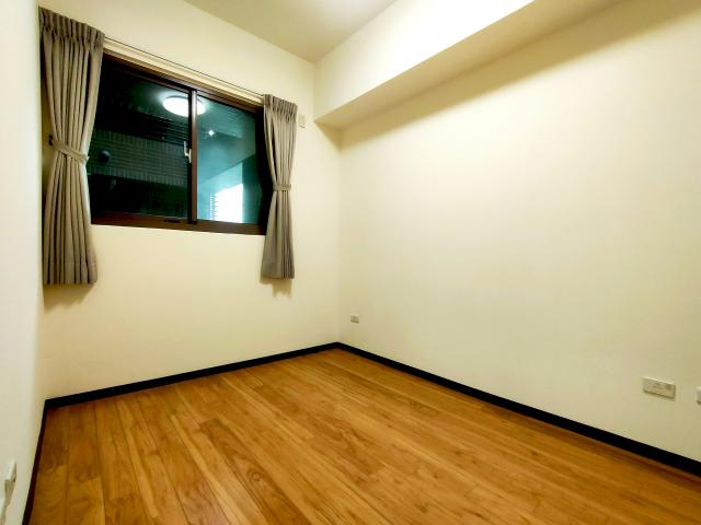 屋主誠意降價！幸福森林精裝三房浴開窗，附B1柱邊平車、拎包住 照片 9