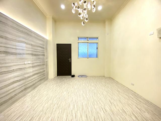 大里仁愛醫院旁|稀有店住附車位|百萬裝潢可立即營業,近學區! 照片 1