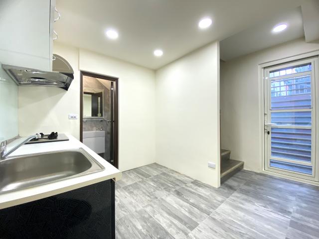 大里仁愛醫院旁|稀有店住附車位|百萬裝潢可立即營業,近學區! 照片 3