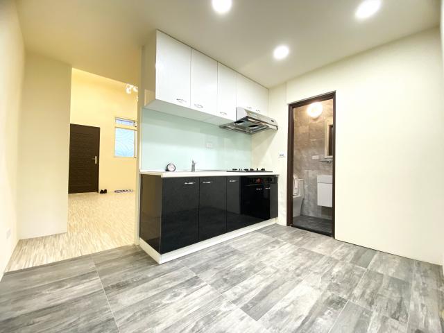 大里仁愛醫院旁|稀有店住附車位|百萬裝潢可立即營業,近學區! 照片 4