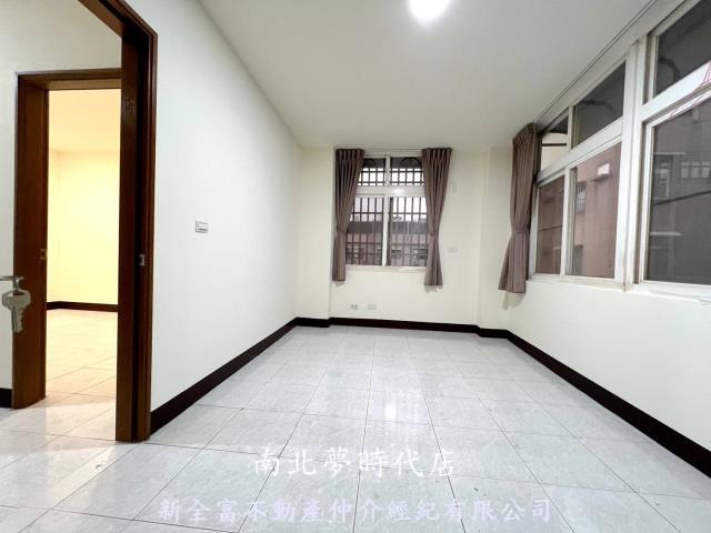 台南美美房屋 永康龍埔街34大地坪邊間採光透天 照片 7