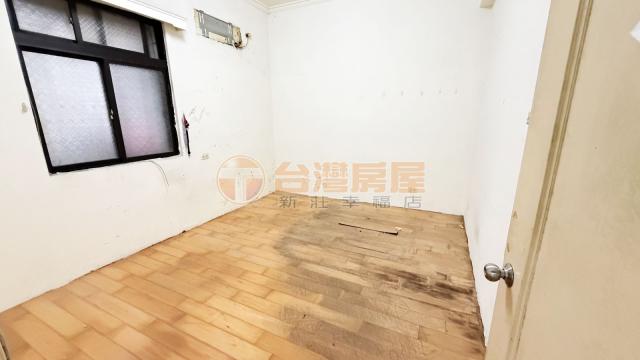 新莊置產顧問 邊間大面寬一樓 照片 8