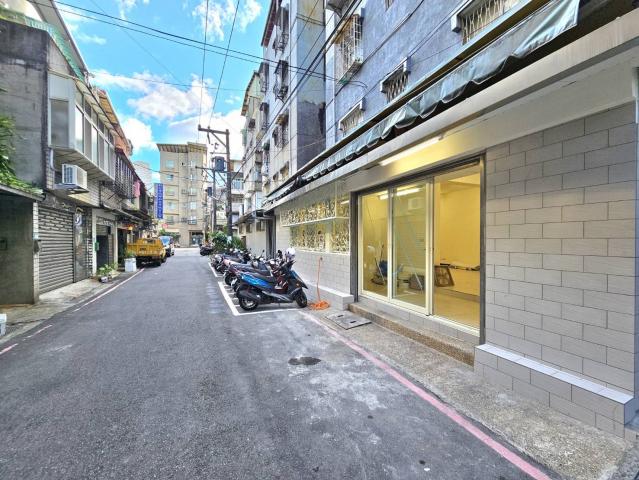 桃園房仲郭姐 邊角間全新整理雙併店辨住 照片 7