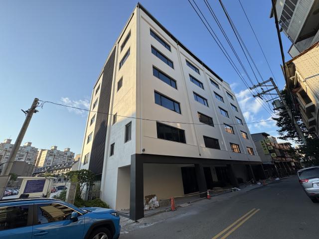 黃泓洲 土地策略顧問推薦側 門後大型停車場極優嶄新拉皮30米面寬獨棟廠辦 照片 1