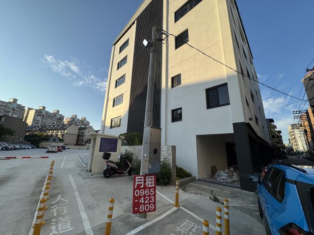 黃泓洲 土地策略顧問推薦側 門後大型停車場極優嶄新拉皮30米面寬獨棟廠辦 照片 2
