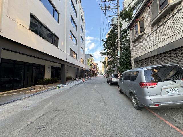 黃泓洲 土地策略顧問推薦側 門後大型停車場極優嶄新拉皮30米面寬獨棟廠辦 照片 6