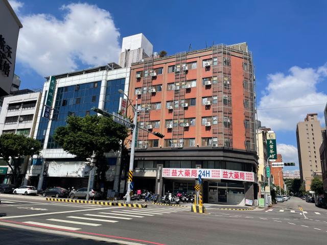 台中房產許哥Clay ㊣衛道新世界近中國醫學院熱鬧透天店面 照片 1