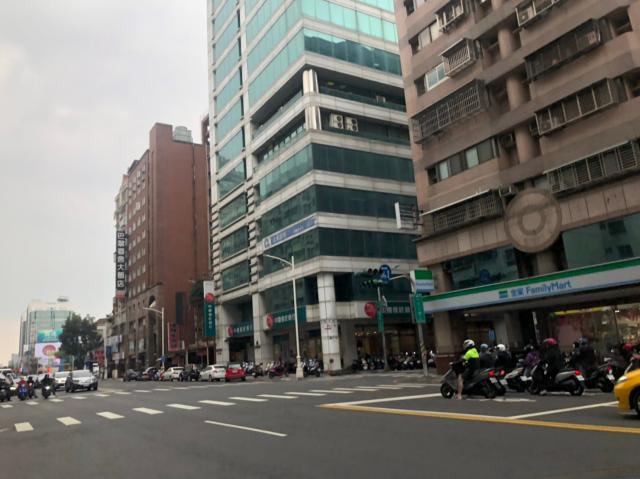 高雄買房永彬 【三多商圈|皇普天廈】百坪氣派玻璃帷幕企總大樓 照片 15