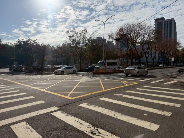 西屯中科買房 福科路角間顯眼雙店面對面有停車場 照片 13