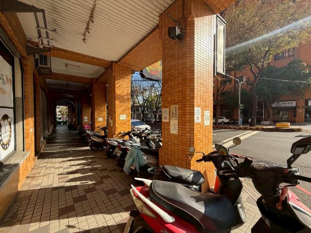 西屯中科買房 福科路角間顯眼雙店面對面有停車場 照片 3