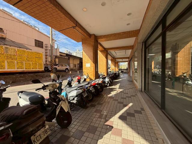西屯中科買房 福科路角間顯眼雙店面對面有停車場 照片 4