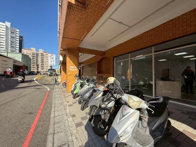 西屯中科買房 福科路角間顯眼雙店面對面有停車場 照片 1