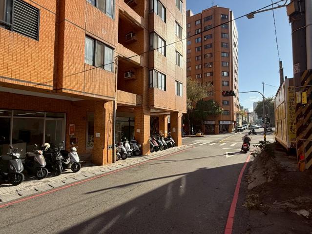西屯中科買房 福科路角間顯眼雙店面對面有停車場 照片 2