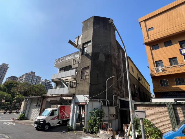 林口房屋專業阿達 頭前工業區、化成路商圈雙面路角地透天廠辦 照片 4