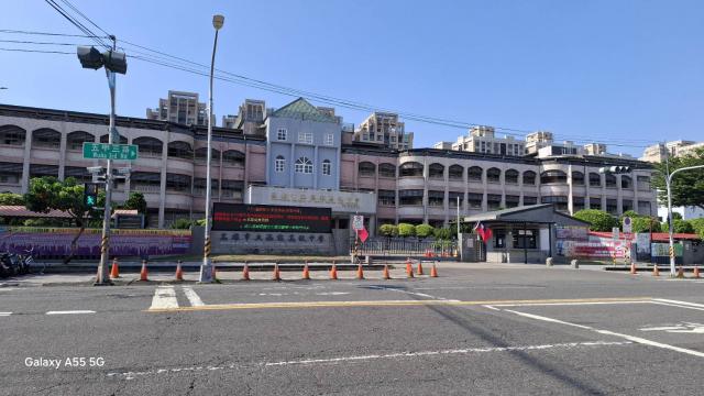 五甲商圈/近福誠高中/1樓公寓門口可停車 三民房仲推薦 照片 1