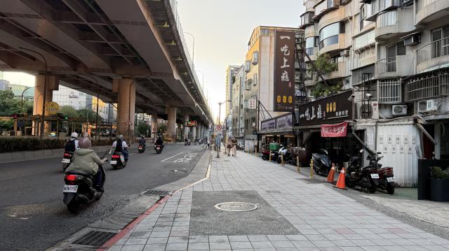 中山大同房屋 市民大道四段耀眼金店面 照片 3