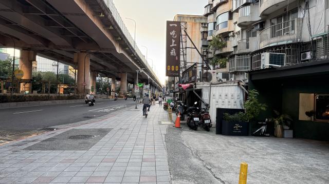 中山大同房屋 市民大道四段耀眼金店面 照片 5