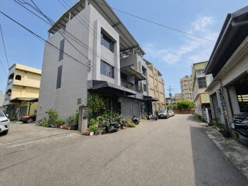 四年輕屋齡｜電動車庫｜邊間大地坪｜四房靜巷透天｜太陽能板屋頂