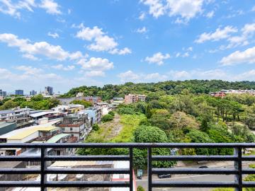 新竹房產顧問 芎林大學至善。綠意山景。 高層景觀戶。雙車有夾層