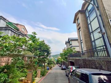 【基隆房仲四寶媽】 基隆市中山區美之國庭院車庫邊間透天