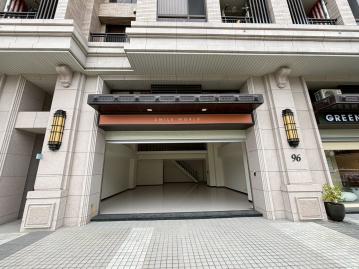 高鐵特區微笑世界黃金店面