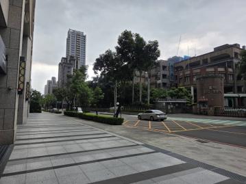 新莊副都心優質學校對面前排金店面