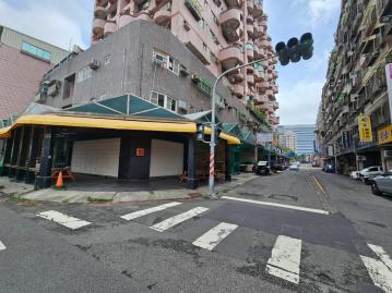 左營買屋賣屋 德賢德民商圈三角窗大面寬可停多車店面